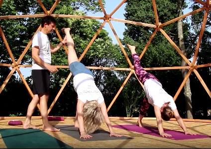 Cours de yoga avec Raphaël sous le dôme Green Patio