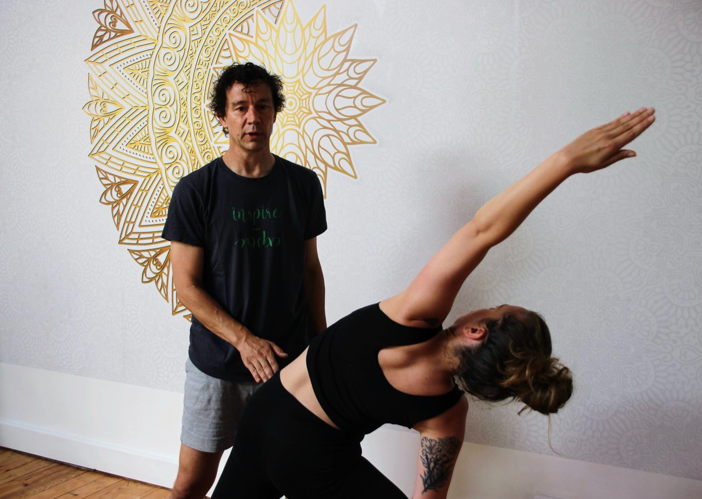 Raphaël guidant une posture de triangle